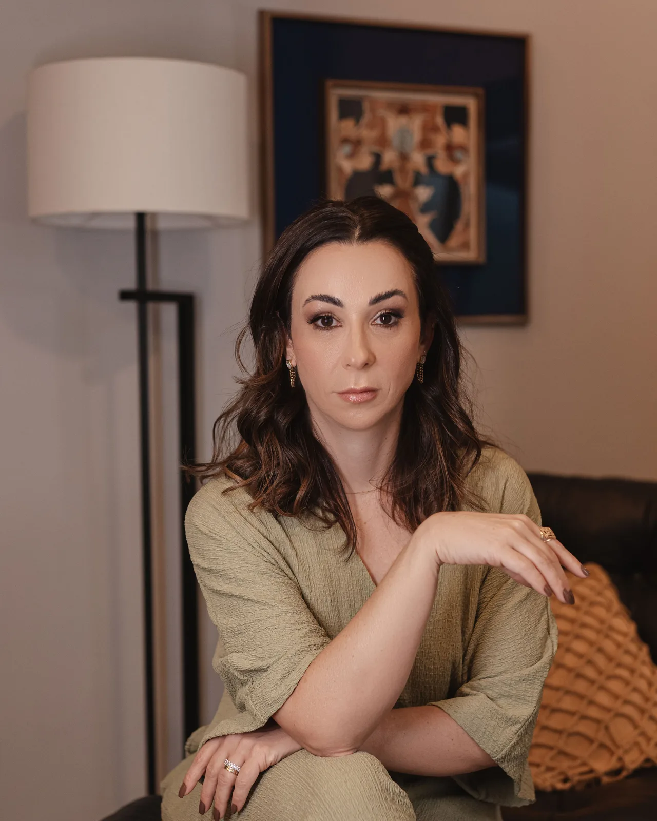 Dra. Natália Sanfins sentada na sala de atendimento do escritório
